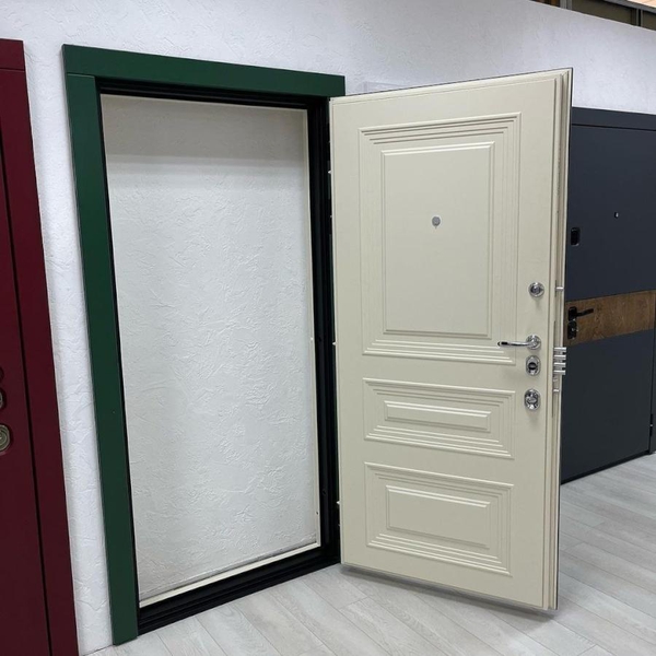 Дверь на стенде Дверь на стенде