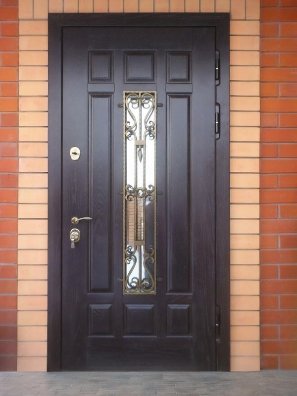Дверь с ковкой и стеклом Дверь с ковкой и стеклом