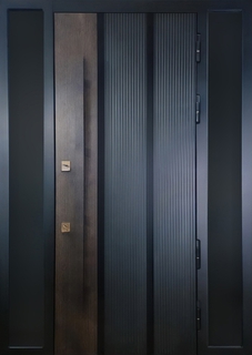 Входная термодверь с тонированным остеклением по бокам и вертикальной ручкой-скобой (комбинированные панели МДФ)