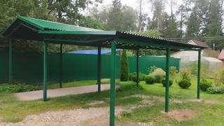 Навес двускатный + односкатный с крышей из профлиста зеленого цвета