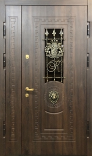 Металлическая полуторная термодверь МДФ со стеклом, декором «лев» и авторской ковкой
