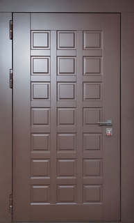 Металлическая широкая термодверь с коричневыми панелями МДФ